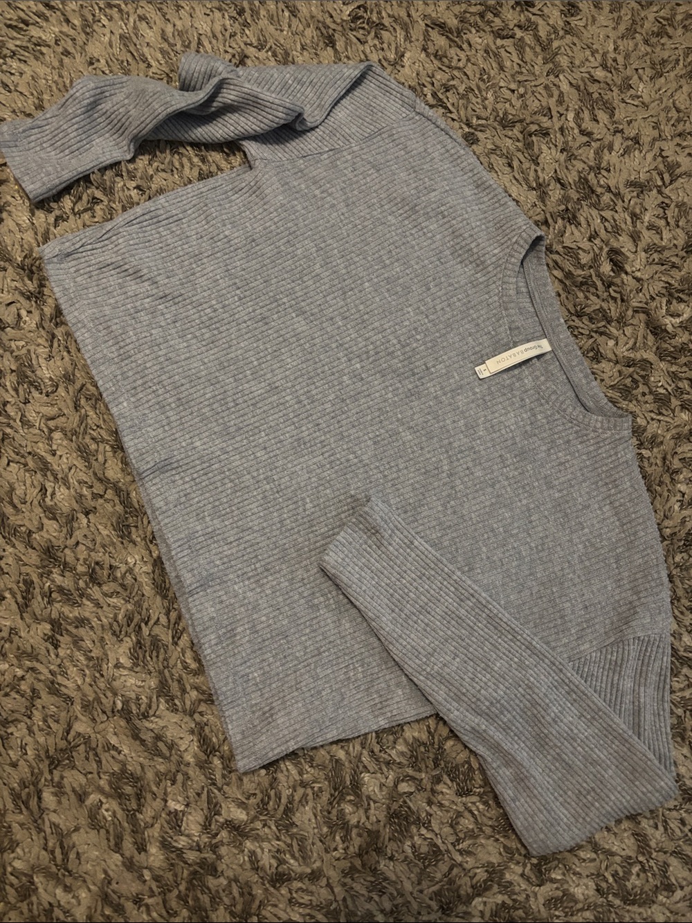 Aritzia Babaton Ribbed Crop Long-Sleeve Top in Heather gray. - Picture 4 of 10